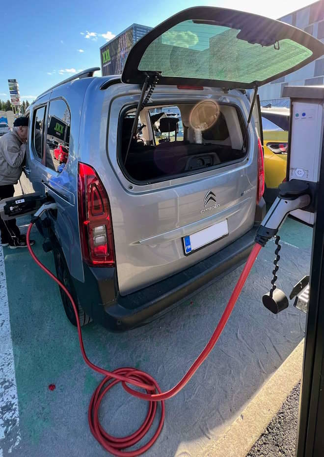 Citroen e-Berlingo takaluukun ikkuna.