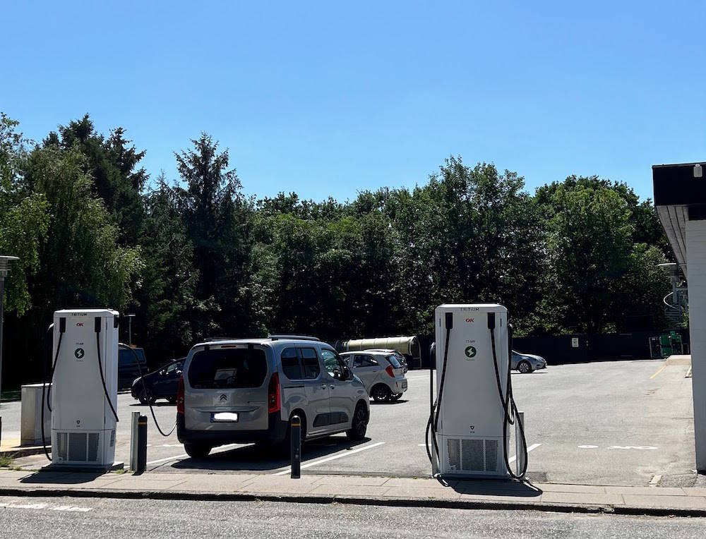 Sähköautolla Legolandiin matkalla.