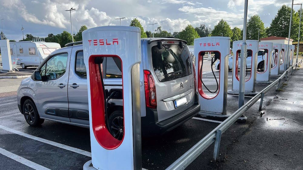 Teslan laturilla matkalla Legolandiin.