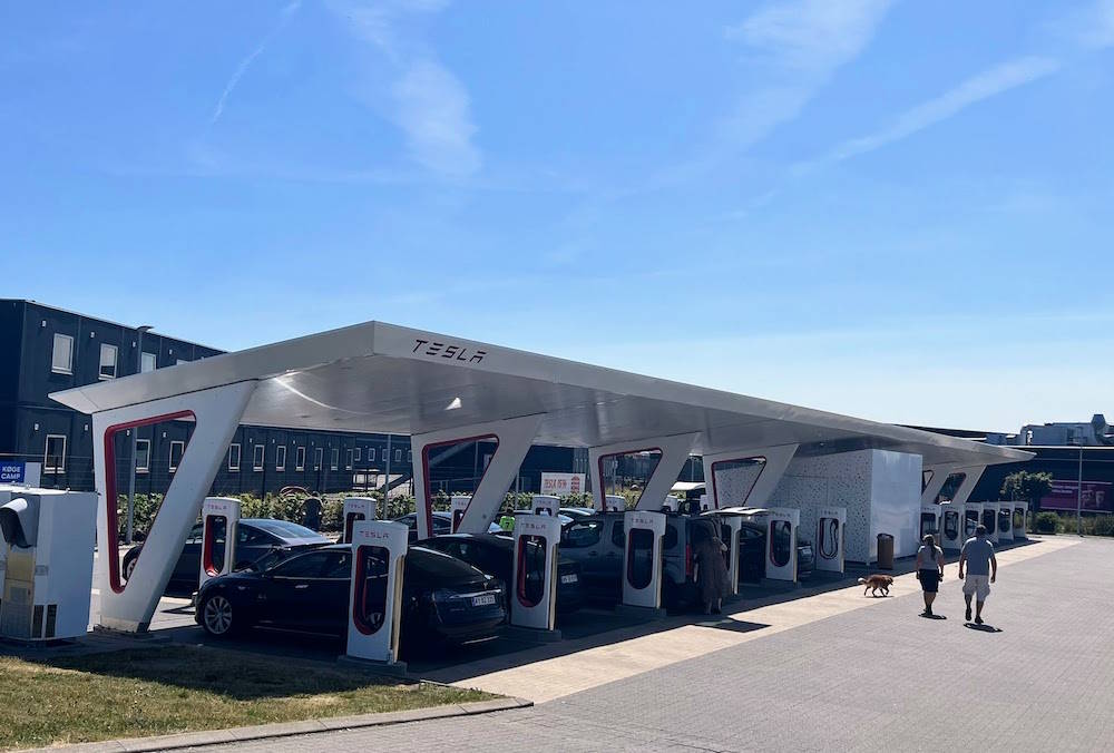 Tesla latauskenttä Tanska.