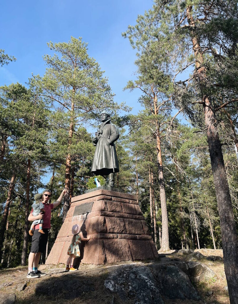 Erikoinen patsas keskellä metsää Tampereella - Cityspotting lasten kanssa