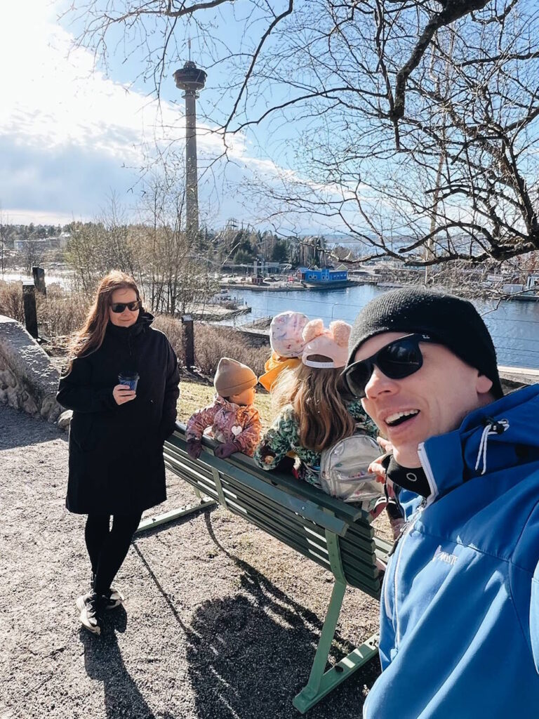 Cityspottingia lasten kanssa Särkänniemi taustalla