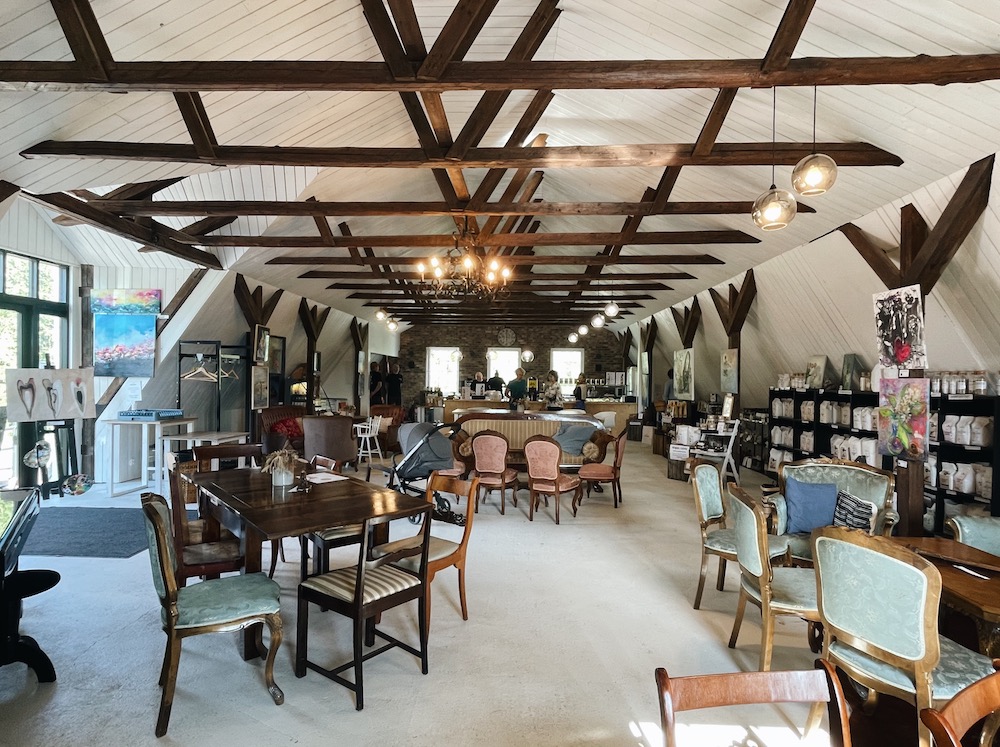 Krannin tilan navetan ylisille remontoitu kesäkahvila.