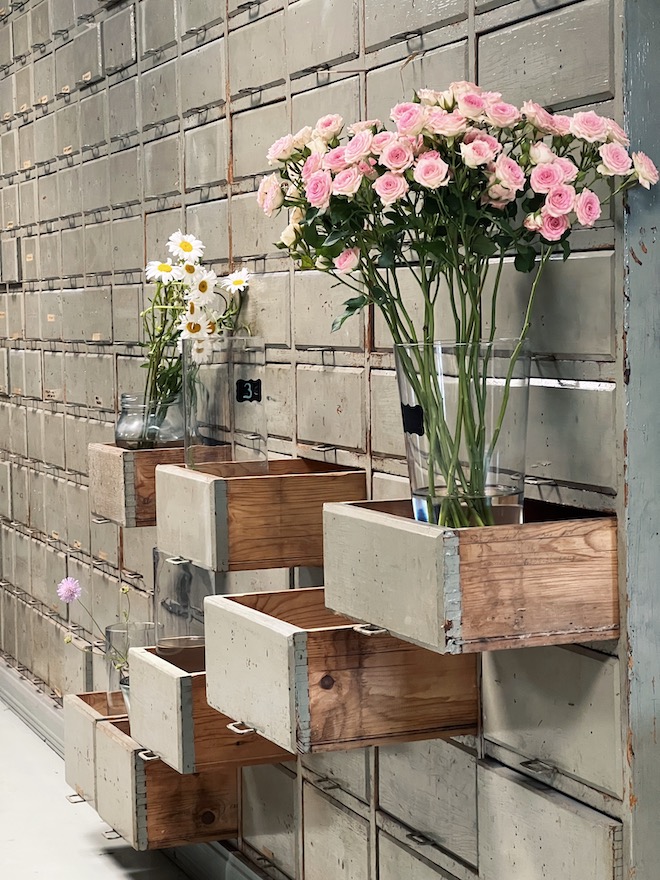 Kukkahuone Linnean hieno lipasto.