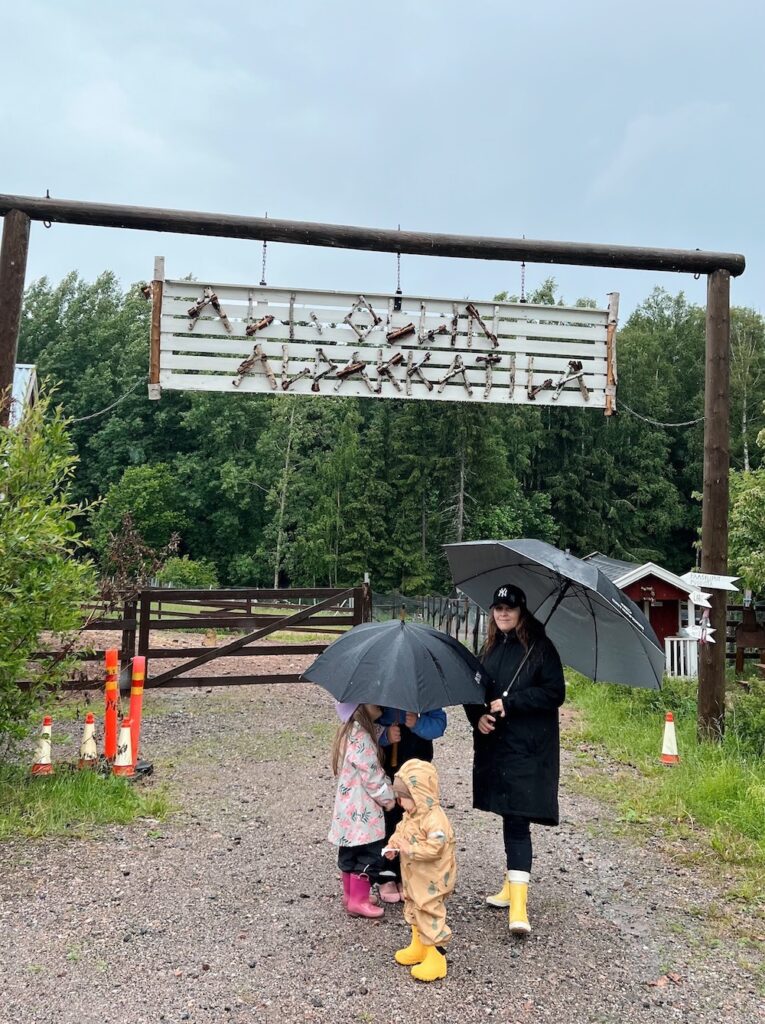 Ali-Ollin alpakkatila kyltti