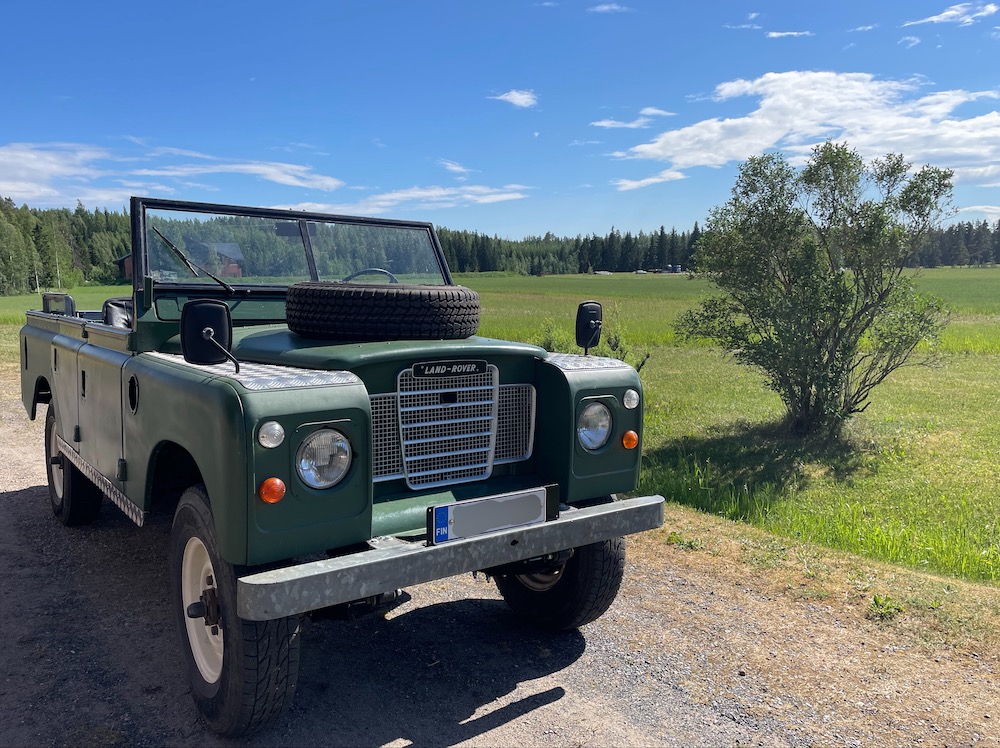 Strutsisafari avoautolla Ketolan strutsitilalla.