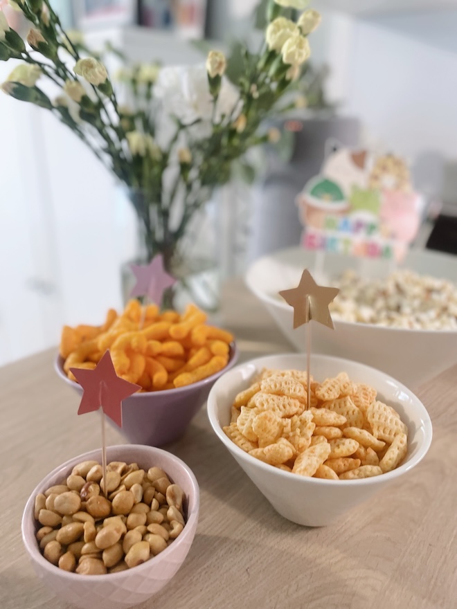 Kaverisynttäreiden tarjoiluja.