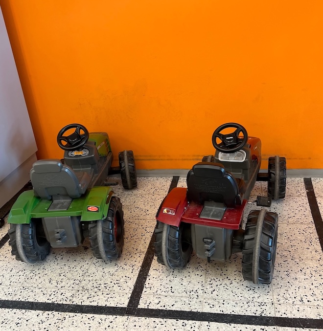 Polkutraktorit kaupassa.