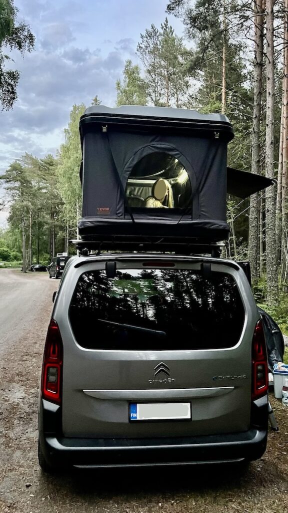 Autossa nukkuminen viisi henkilöä.