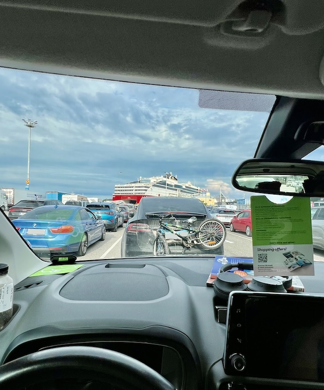 Auto laivaan kattoteltan kanssa ja menoksi!