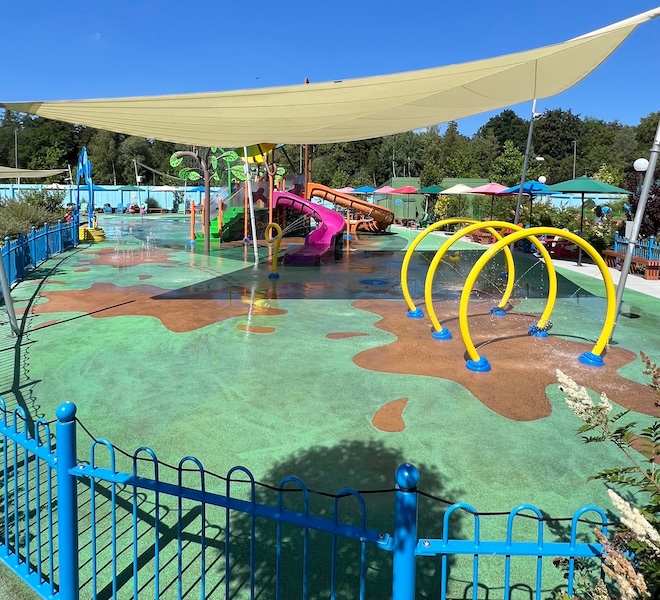 Pipsa Possu huvipuiston vesileikkipaikka splash pad.