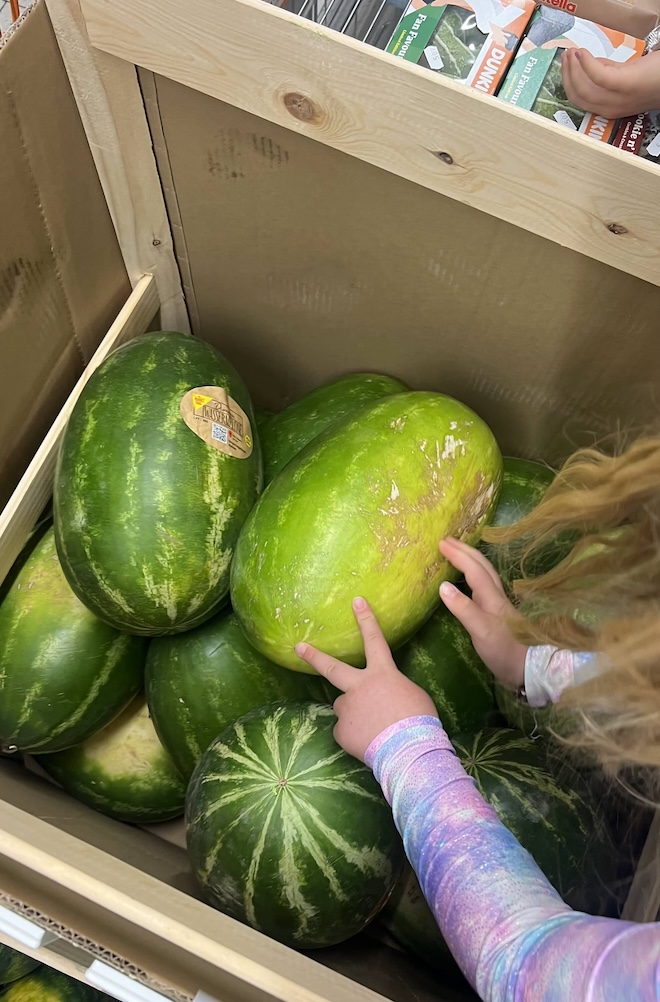 Isoja vesimeloneja Saksassa ruokakaupassa.