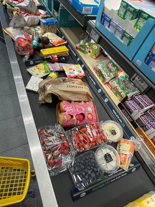 Ruokakauppaostoksia Saksassa.